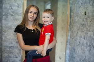 «Терминал Астафьева» продолжает переселять жильцов аварийного барака в комфортное жилье